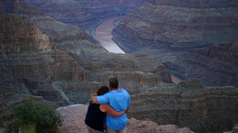 "أميركا أولا" تلاحق السائحين برسوم إضافية