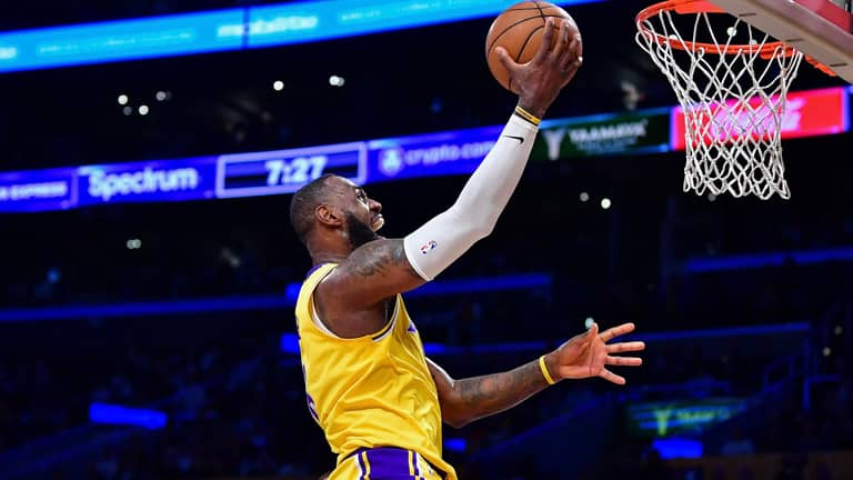 ليبرون جيمس.. هل اقتربت السلة من وداع ملكها؟