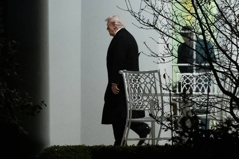 طمأنة ترامب لا توقف الهزة.. هل تمتد فقاعة الـAI إلى جيبك؟