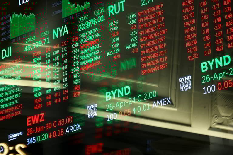 النفط والدولار رابحان.. وول ستريت والذهب يدفعان الثمن