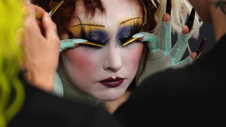 "صيف فتاة السردين".. كيف تحوّلت سمكة إلى تريند للتجميل؟