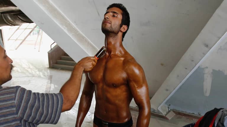 شاب بملامح كهل.. هل تسرق أجهزة الـ"Tanning" سنوات من جلدك؟