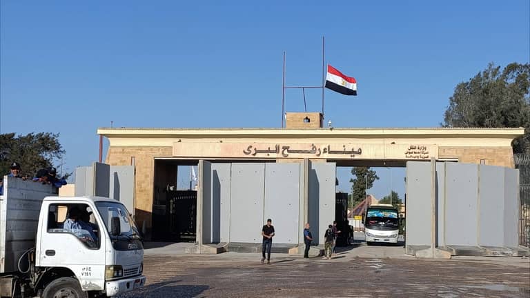 إزالة كتل خرسانية تمهيدا لفتح معبر رفح