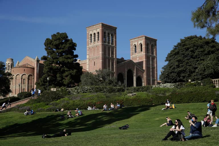 جامعة كاليفورنيا متهمة بالتمييز بين "البيض والسود"