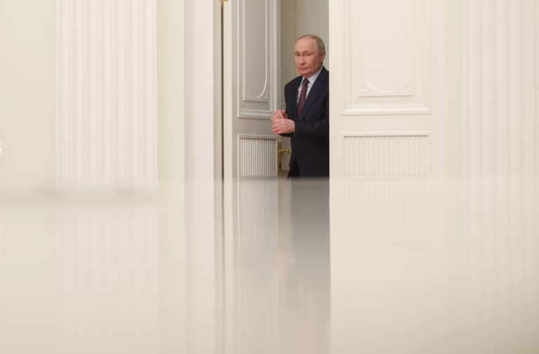 بوتين على 3 جبهات.. قمة وسفينة وتسليح ألمانيا