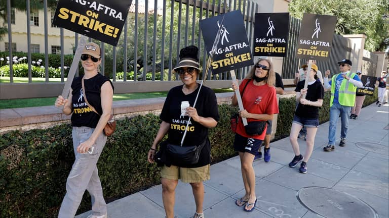 ممثلون يتلقون "سنتات" من بث الأفلام والمسلسلات.. أزمة هوليوود باختصار