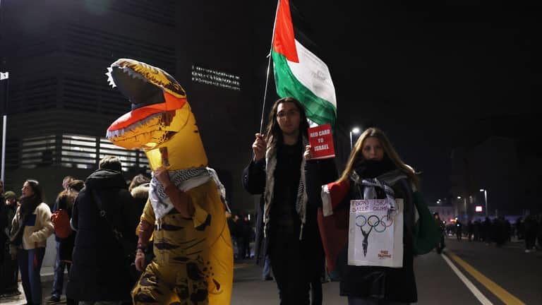 هتاف" فلسطين حرة" يطرد موظفا من الأولمبياد الشتوي