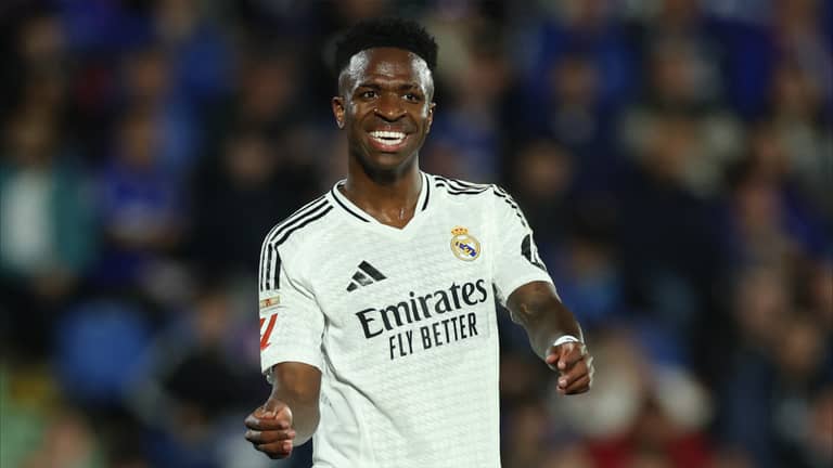 في انتظار "روشن".. فينيسيوس يماطل ريال مدريد