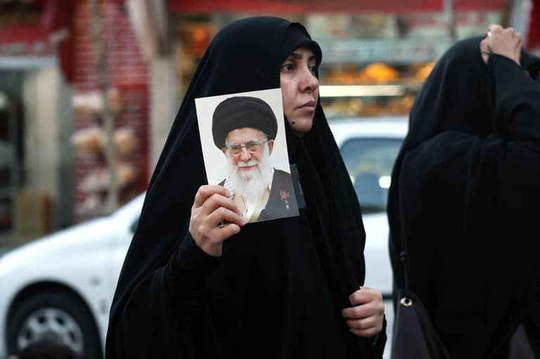 تأجيل تشييع خامنئي.. النظرة الأخيرة بطهران والدفن في مشهد