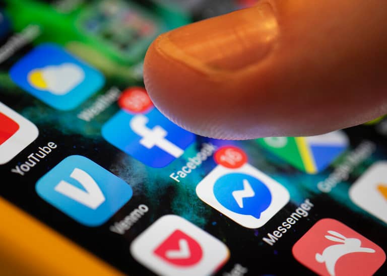 قيود عمرية ومحاكمات كبرى.. الـSocial Media في اختبار عالمي