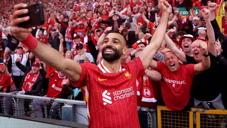 سيلفي محمد صلاح.. احتفال أم إعلان؟