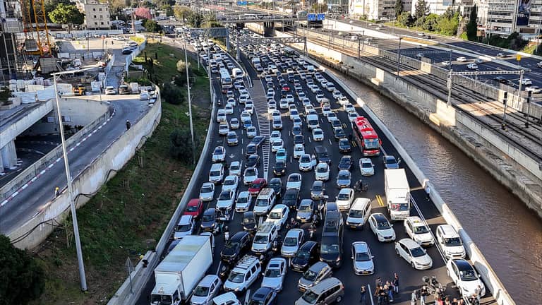إسرائيل تشوش على نفسها.. تاكسي تل أبيب في بيروت