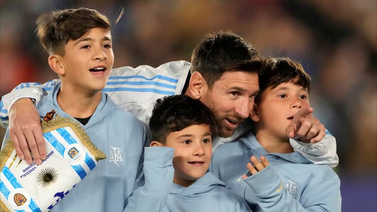 ميسي المُتوج "ملك" دراما الأرجنتين
