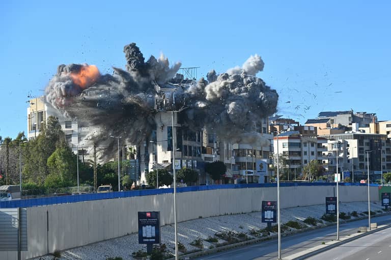 ليلة دموية في بيروت.. و"الاحتلال الإسرائيلي الجديد" يقلق لبنان