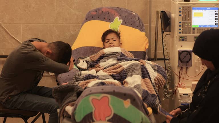 ليست القنابل وحدها.. الأمراض التنفسية تطارد أطفال غزة