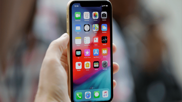 الذكاء الاصطناعي يهدد عرش الآيفون