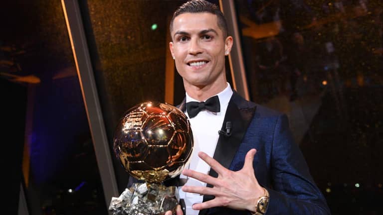 رونالدو يرمي الكرة الذهبية بين 4 لاعبين