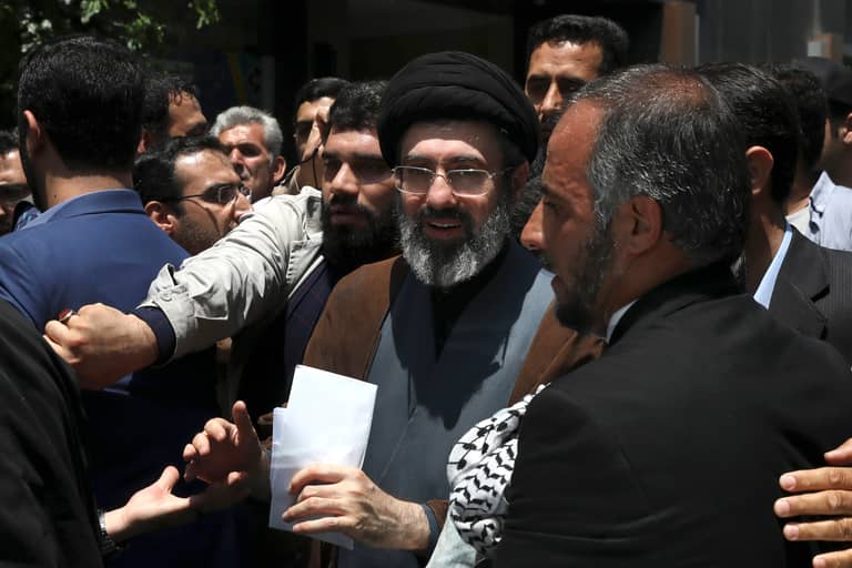 هل تُحسم الخلافة سريعا لصالح مرشح الحرس الإيراني؟