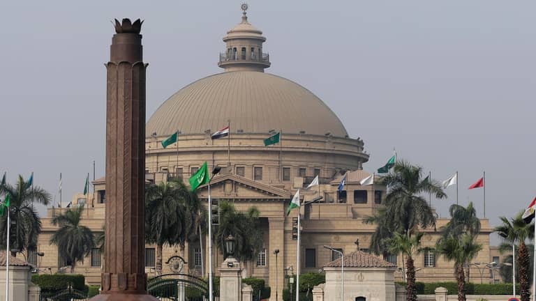 لماذا يواجه رئيس جامعة القاهرة حكما بالسجن؟