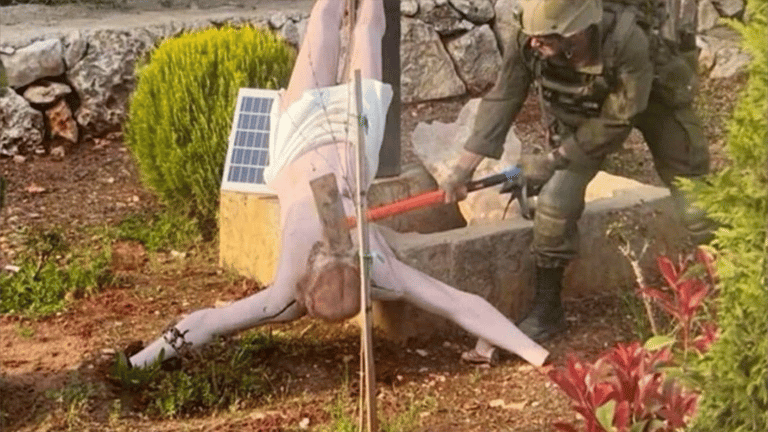 تحطيم تمثال المسيح في لبنان.. قصة الصورة التي أحرجت إسرائيل