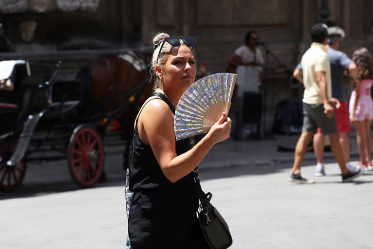إيطاليا تغلق مطارا رئيسيا في صقلية بعد حريق هائل