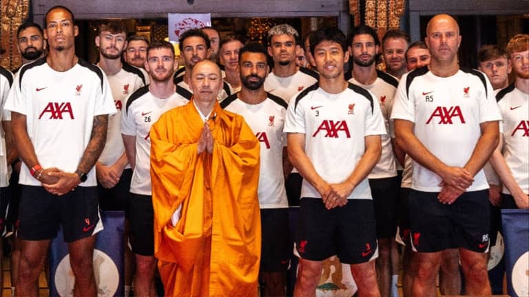 محمد صلاح في معبد بوذي