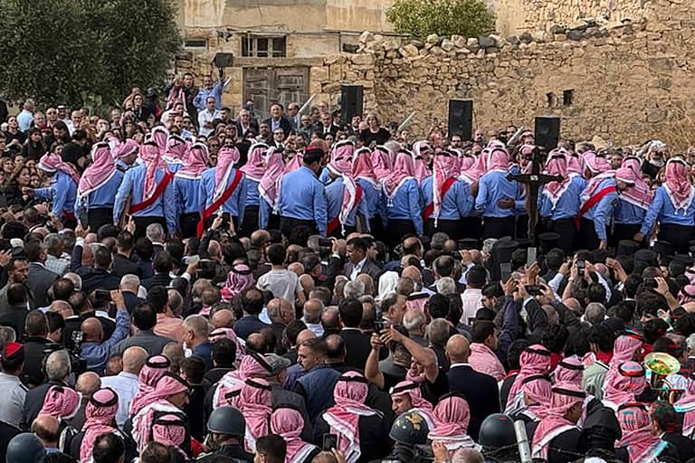 حمود تودّع ضحاياها.. جثامين بعلم الأردن وورود بيضاء