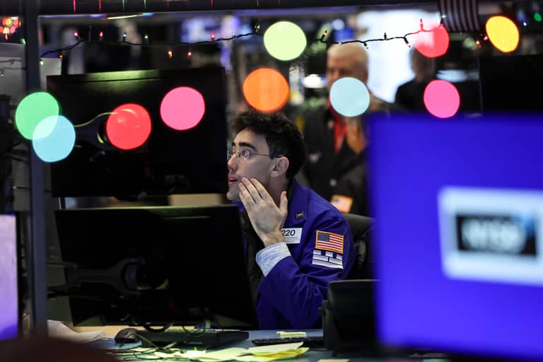 فنزويلا تشعل الأسواق.. الذهب يصعد والطاقة ترفع الأسهم