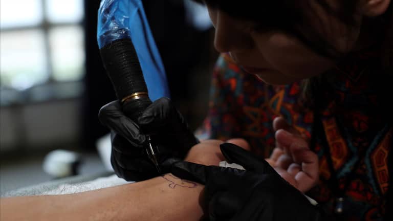 لعشاق الـ tattoo.. احذروا خطر بعض أنواع الحبر