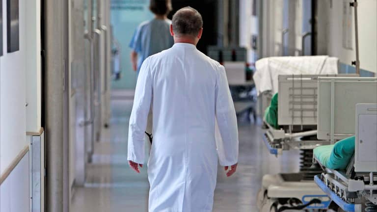 أطباء انكلترا يرفعون راية الإضراب