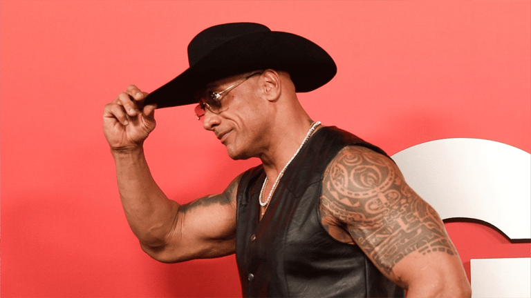ذا روك يعود إلى WWE.. هل يشارك في ريسلمانيا 41؟