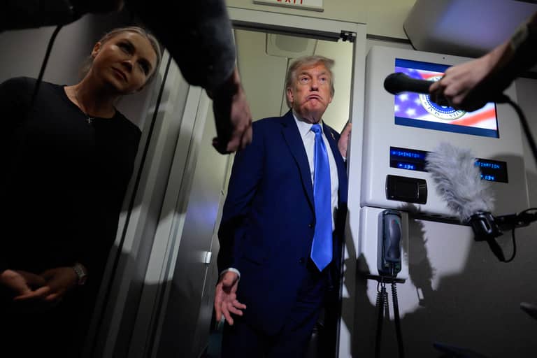 مزيد من المقاتلات وترامب يهدد.. هل تضرب واشنطن في إيران؟