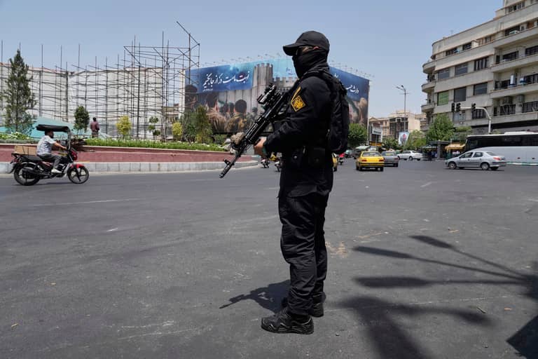 أحرق صورة خامئني فوُجد جثة.. تفاصيل جديدة عن "الوفاة الغامضة"