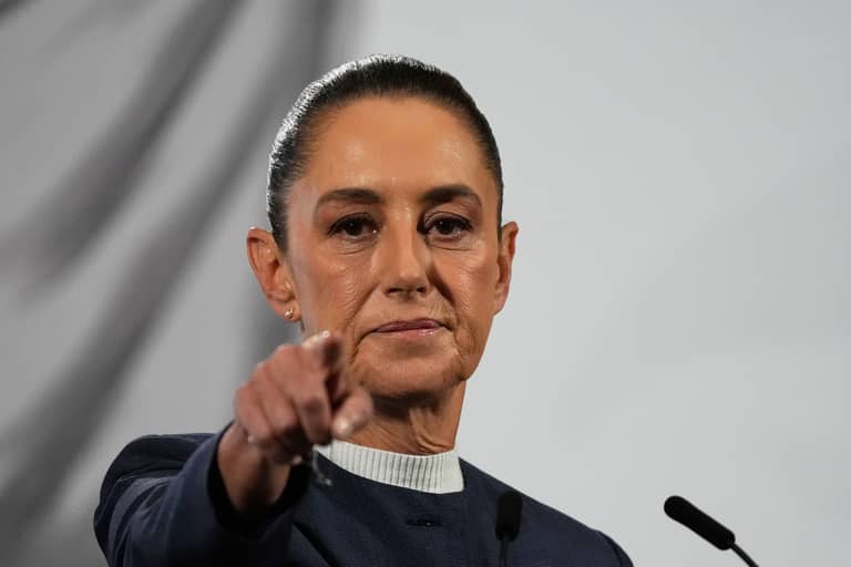 تحرش برئيسة البلاد أمام عدسات الكاميرا