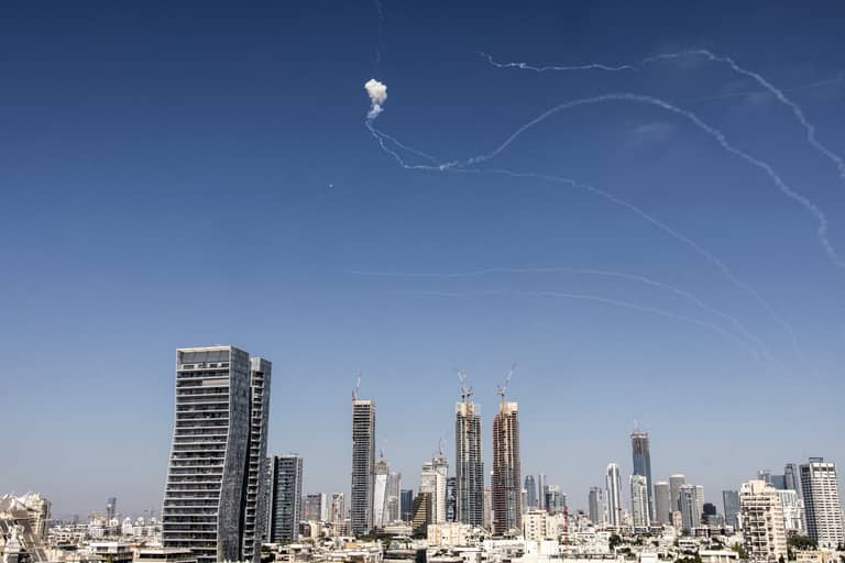 إيران تطلق صواريخها.. وإصابة 17 شخصًا في إسرائيل