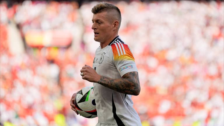 لوحة "بشرية" لتكريم توني كروس