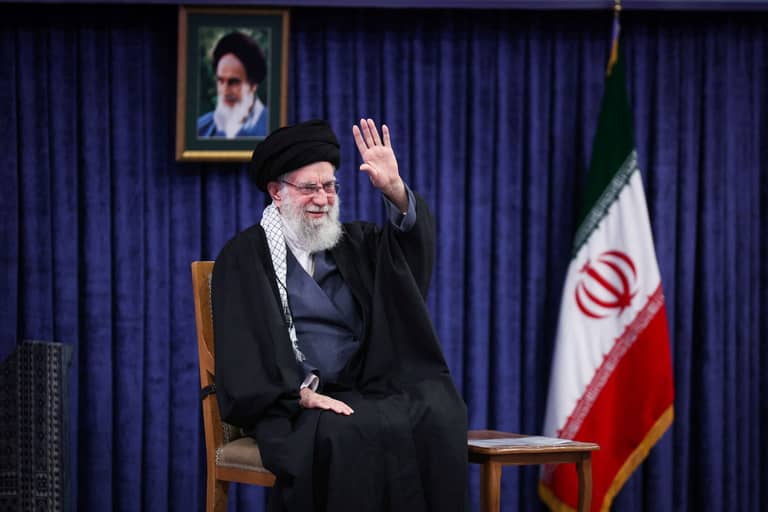 خامنئي يتوعد "ترامب الأحمق"