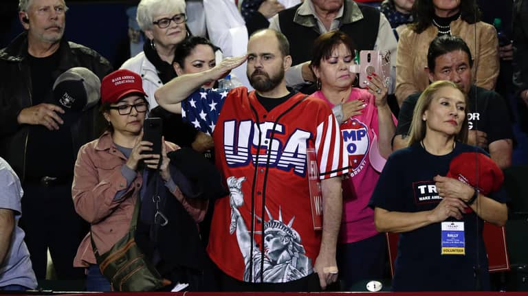 "الهوس بترامب".. يغادر عالم السياسة إلى سرير الطب النفسي