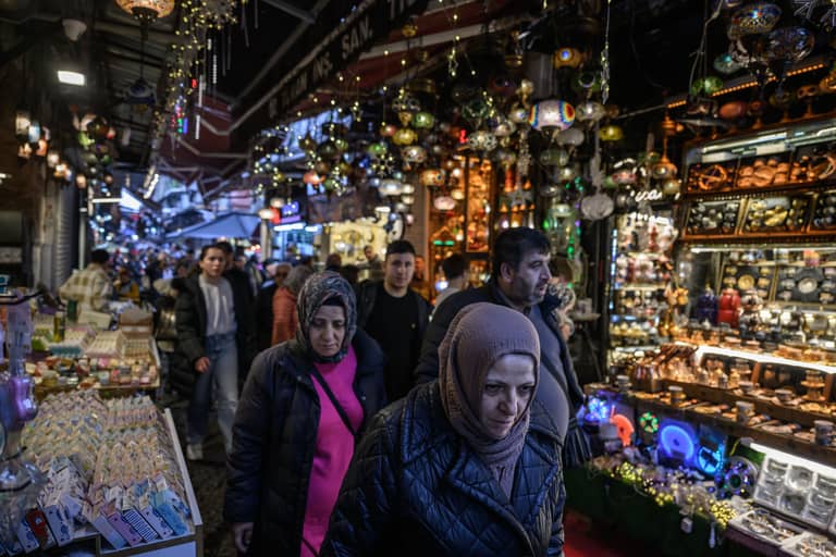 تضخم تركيا يقفز لـ33٪ ويهدد خطط خفض الفائدة