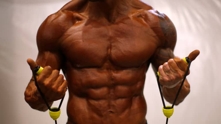 التدخين والسعال المزمن يهددان عضلات بطنك