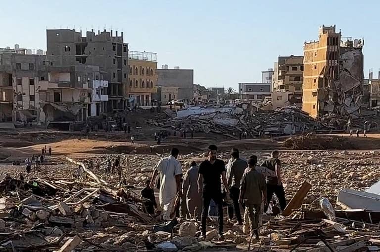 في منتصف الليل سمعنا صوت الانفجار.. هكذا محت مياه السد أجزاء من درنة