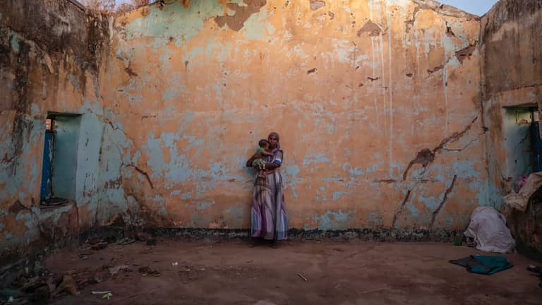 "حواء" تحت النار.. قابلة سودانية تفتح أبواب الحياة للأمهات
