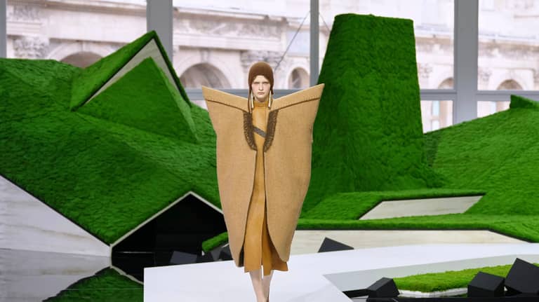 "جبال في اللوفر".. لوي فيتون وMiu Miu تدخلان عصر الخيال العلمي