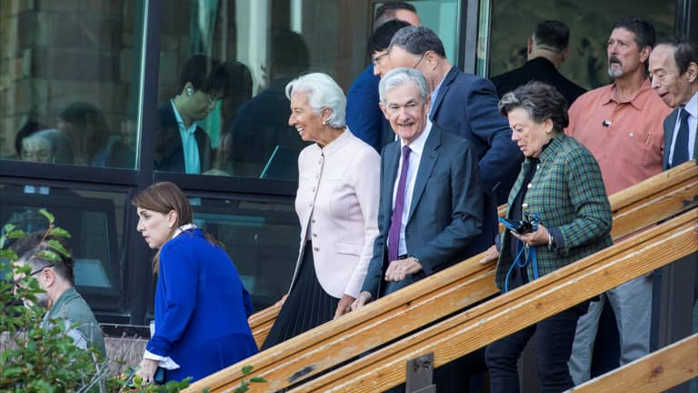 ترامب يهزّ عرش الفيدرالي.. والعالم يحبس أنفاسه