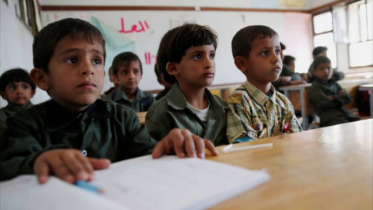مدير مدرسة يطلق النار أمام طلابه لعدم دفع الرسوم لجماعة الحوثي