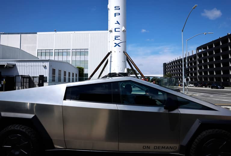 كيف تلاحق صور xAI طرح سبيس إكس التريليوني؟