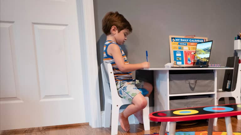 لماذا يرفض "أهالي تيك توك" تعليم أطفالهم؟