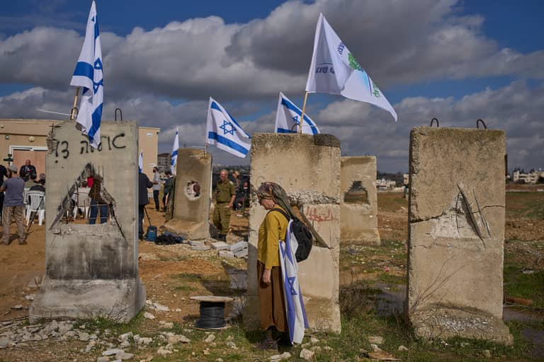 إسرائيل تبتلع الضفة.. إجراءات جديدة لدفن "دولة فلسطينية"