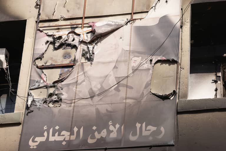 لبنان يبحث عن "مدير مخابرات الأسد".. ويوقف 30 من ضباطه