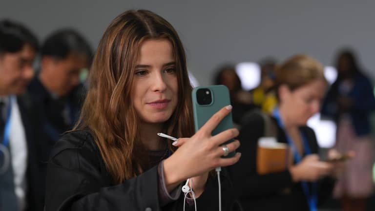 آيفون وأشقاؤه ينجون.. ترامب يعفي "التكنولوجيا" من رسومه